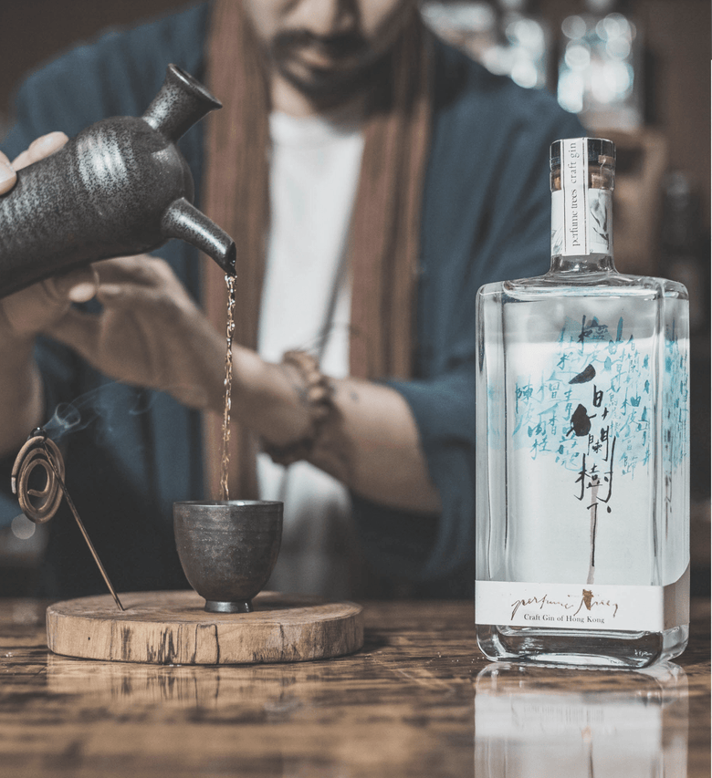 「百蘭物語，樹下的氈酒」透過蒸餾器向全世界輕聲訴說——我們這一代人的香港故事 - 同人辦館 Our HK Mall